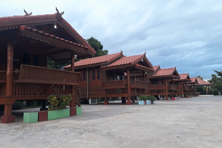 Hotel Exterior 39 of 49