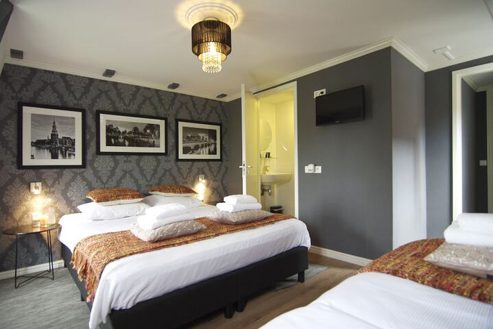 Room 13 of 36