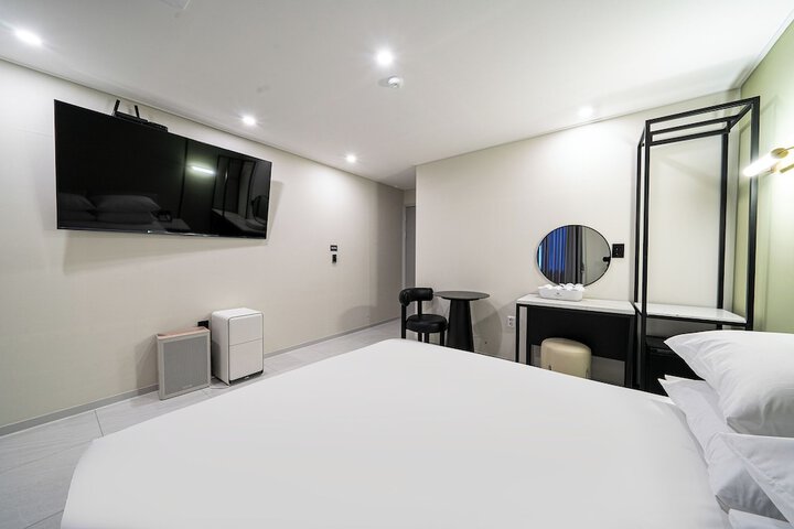 Room 9 of 27