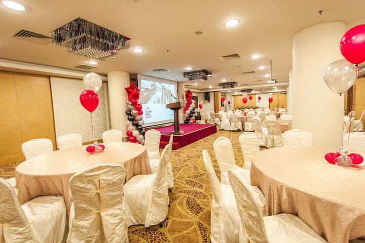 Ballroom/Hall 71 of 90
