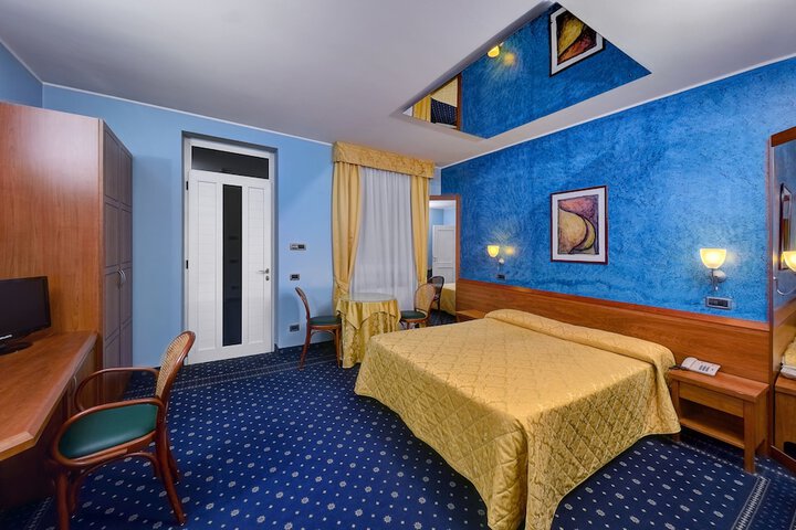 Room 6 of 25