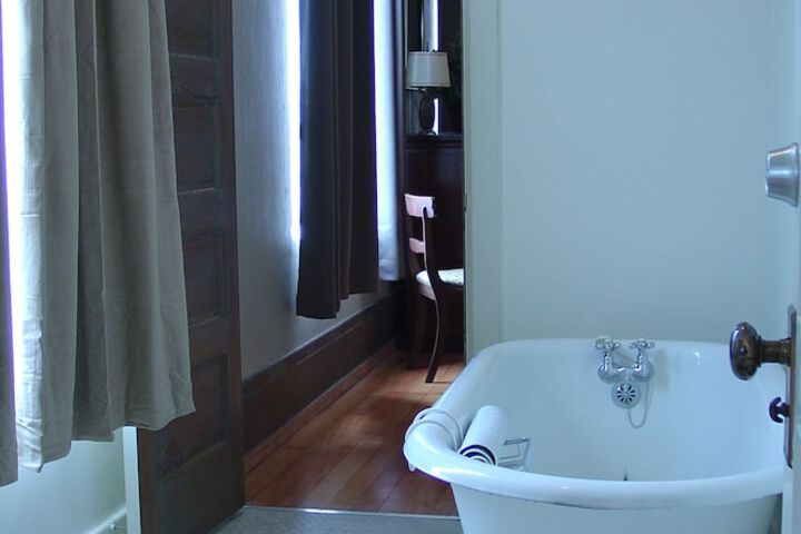 Deep soaking bathtub