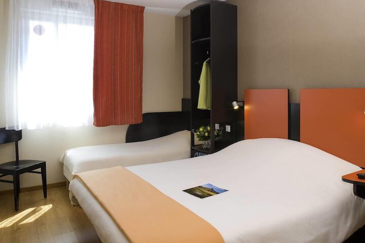Room 8 of 43