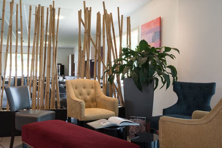 Lobby lounge