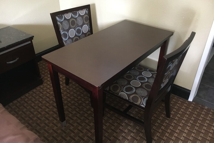 1 Queen Bed (3 of 15)