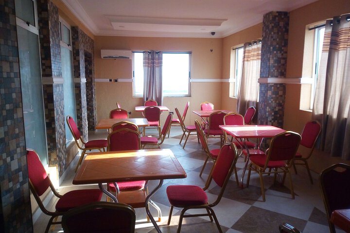 Dining 16 of 18
