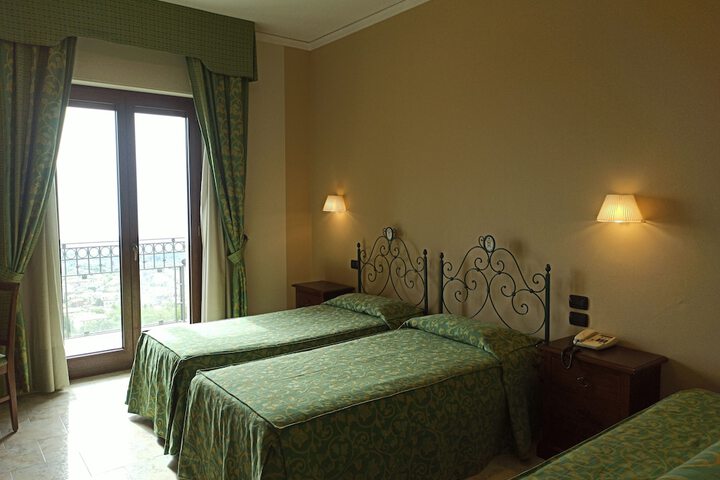 Room 9 of 33