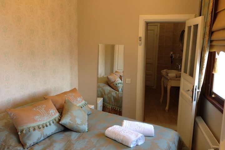Room 6 of 89
