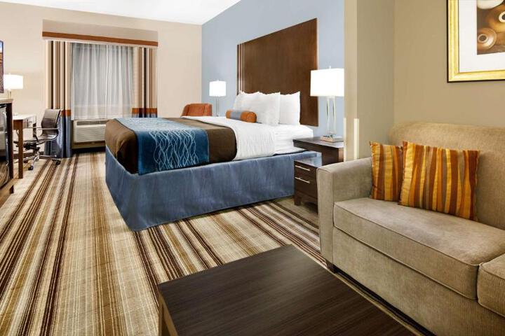 1 King Bed Mobility Accessible Communication Assistance Bathtub Full Breakfast (3 of 12)