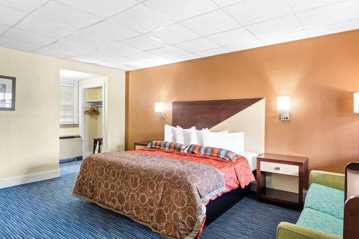 1 King Bed (3 of 4)