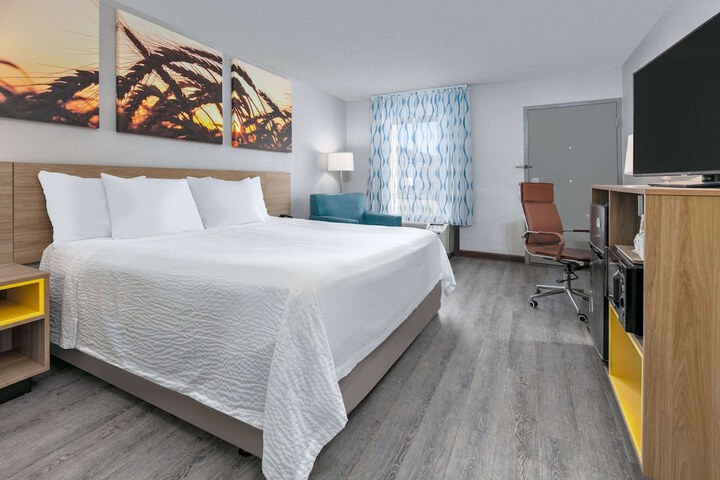 1 King Bed (8 of 8)