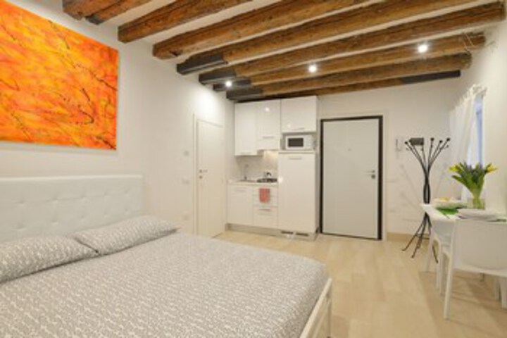 Room 18 of 28