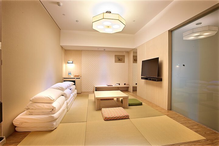 Room 32 of 100