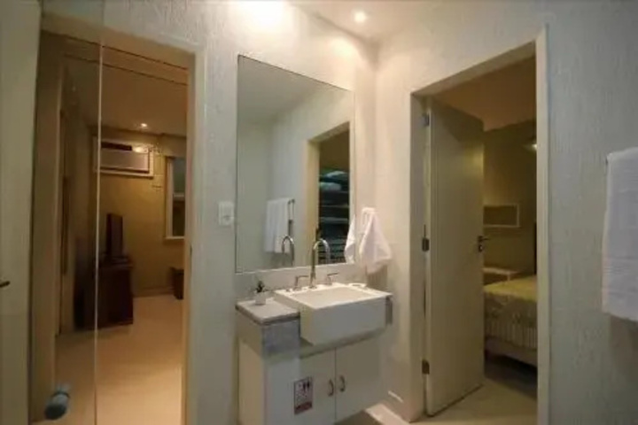 Room 8 of 12