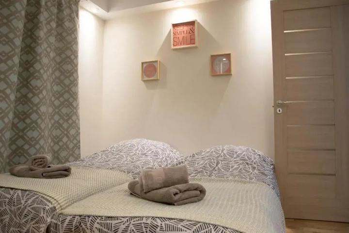 Room 6 of 9
