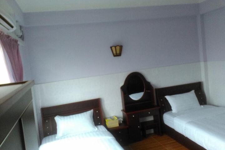 Room 13 of 32