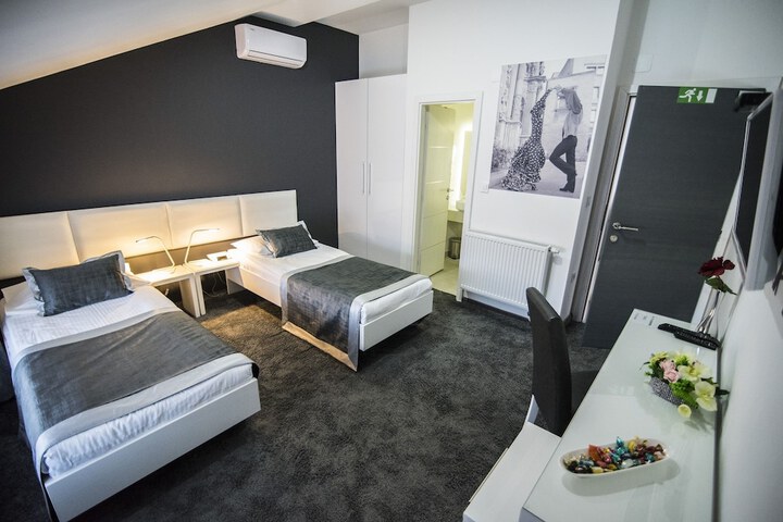 Room 17 of 60