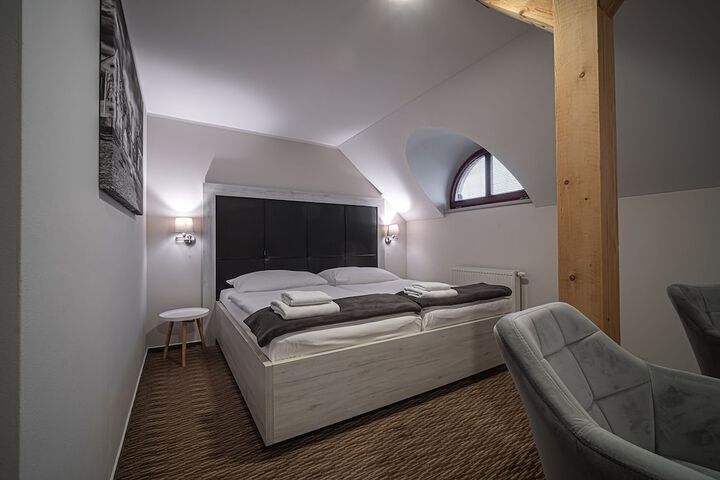 Room 2 of 82