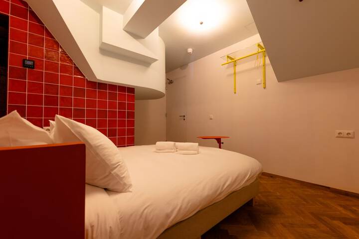 Room 93 of 143