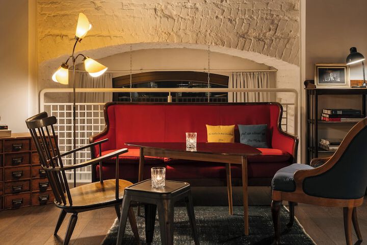 Lounge 52 of 75