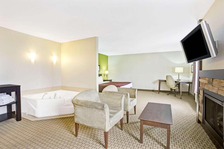 1 Queen Bed Accessible Room (4 of 32)