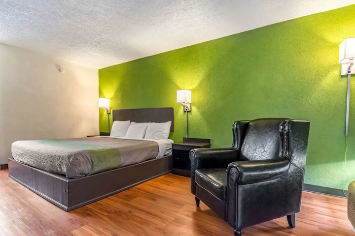 Room 4 of 17