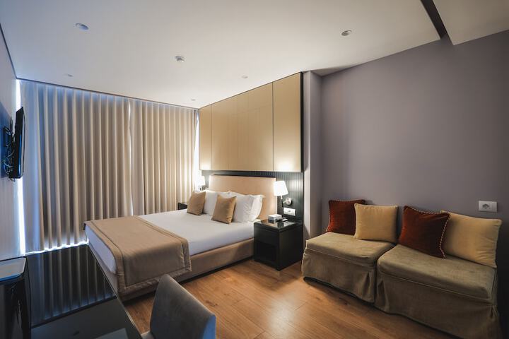 Room 5 of 76