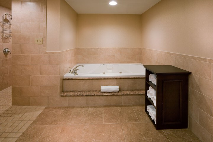 1 King Bed (5 of 16)