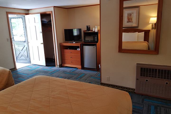 Basic 2 Queen Beds River View (14 of 17)