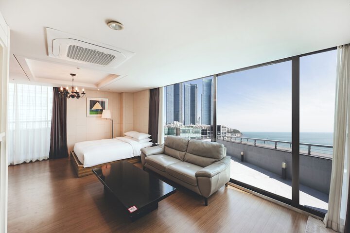 Room 37 of 151