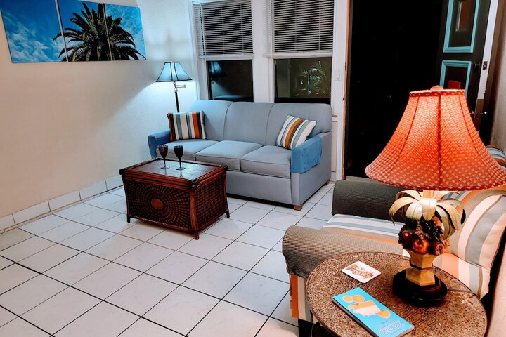 Lounge 40 of 69