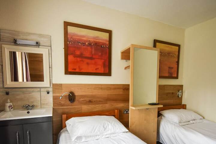 Room 6 of 28