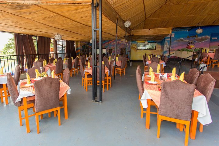 Dining 8 of 19