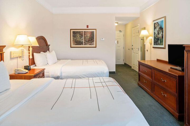 2 Queen Beds (3 of 9)