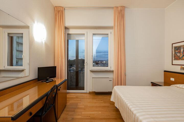 Room 13 of 31
