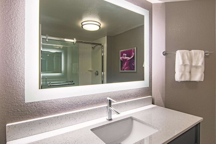 2 Double Beds Mobility Hearing Accessible Room Courtyard View (3 of 13)