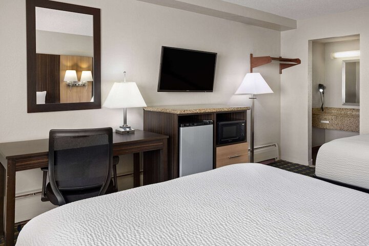 2 Queen Beds (4 of 6)