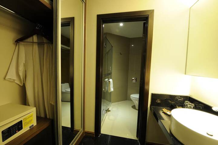 Room 21 of 27