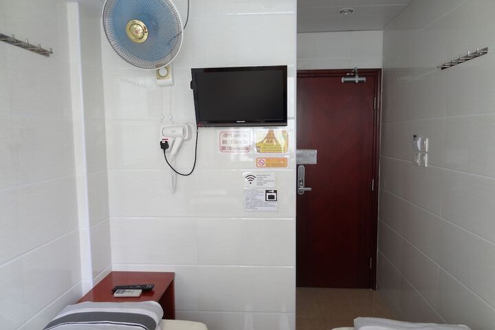 Room 9 of 50
