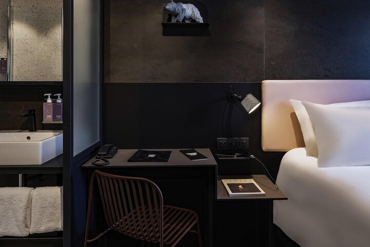 Room 26 of 102