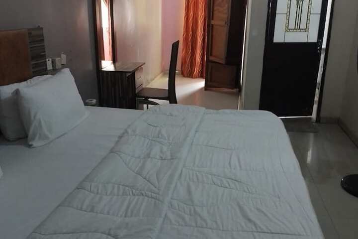 Room 3 of 33