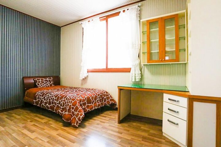 Room 25 of 28