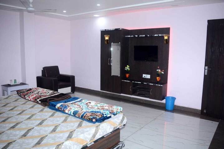 Room 5 of 9