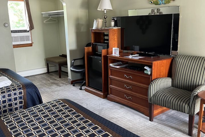 1 Queen Bed (4 of 13)