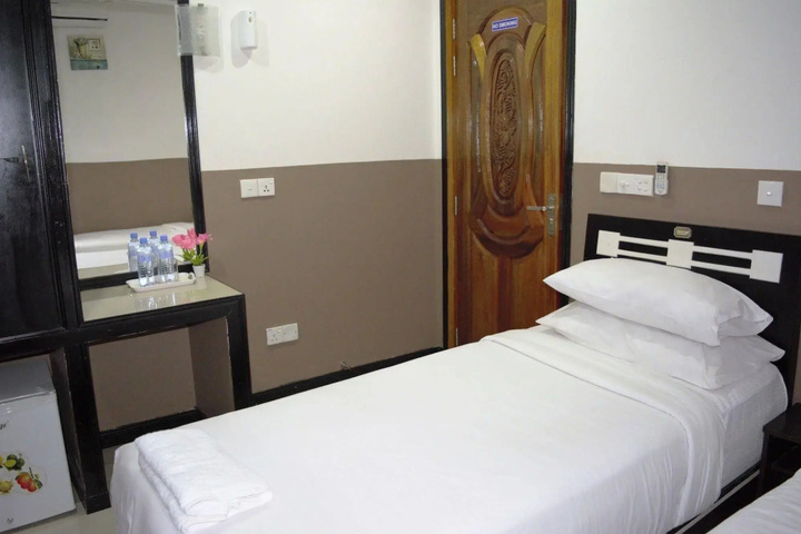 Room 5 of 14