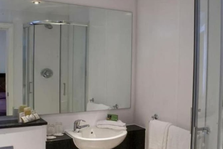 Room 21 of 32