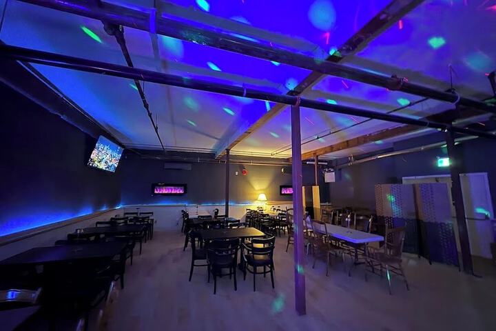 Lounge 17 of 25