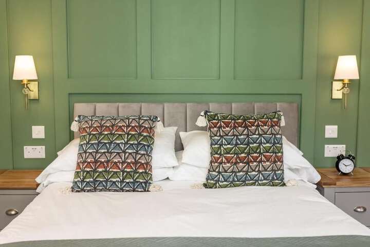 Room 2 of 32