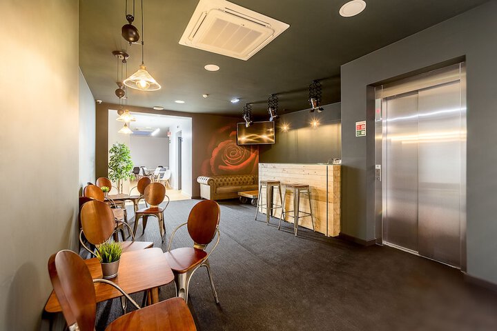 Lounge 19 of 25