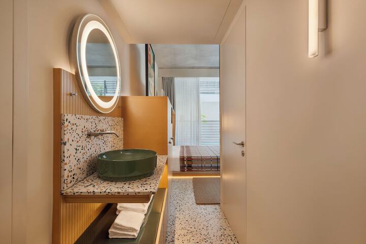 Room 8 of 34